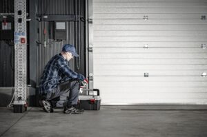homme qui effectue une réparation de portes de garage